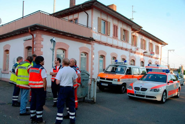 DRK-Einsatzkrfte versorgten am Bahnho...30 &#8222;gestrandete&#8220; Reisende.  | Foto: Roland Vitt