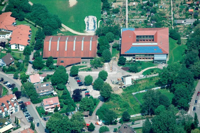 Wo jetzt noch grne Wiese wchst soll bis Ende 2012 das Brgerhaus stehen.  | Foto: Brigitte Sasse