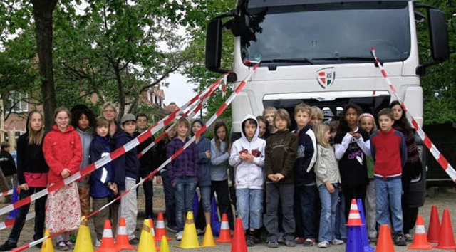 Fototermin vor dem Lastwagen: Die Zisch-Reporter der 4b    | Foto: Privat