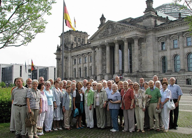 46 Stadtparkfreunde vor dem Reichstag in Berlin   | Foto: BZ