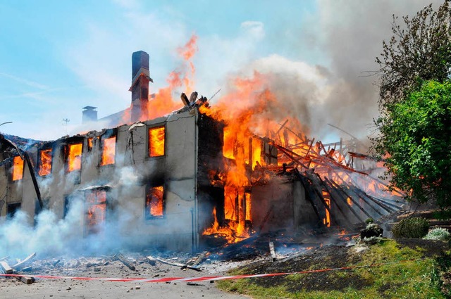 Das Feuer zerstrte mit dem  Hirschen eines der ltesten Huser in Bubenbach.  | Foto: Markus Straub