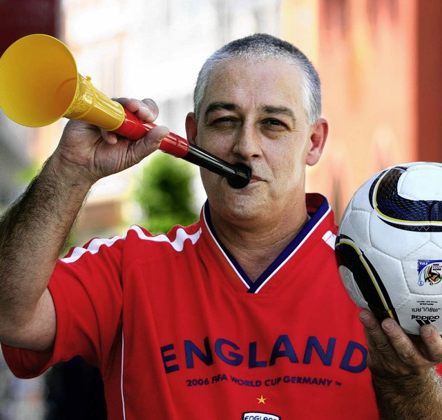 Englisches Trikot, deutsche Vuvuzela u...schland und England bestens gerstet.   | Foto: Bastian Henning