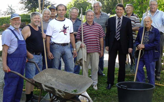 Die ehrenamtlichen Helfer auf dem Friedhof.   | Foto: Stadt