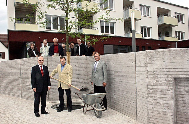 Vor Zaungsten auf der Hofterrasse der...ung im Gehwegbereich vor dem Gebude.   | Foto: Walter Bronner