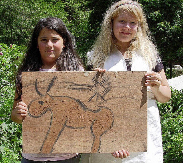 Ipek und Laura haben zusammen mit ihre... von mehreren Steinzeitbildern gemalt.  | Foto: Sebastian Barthmes