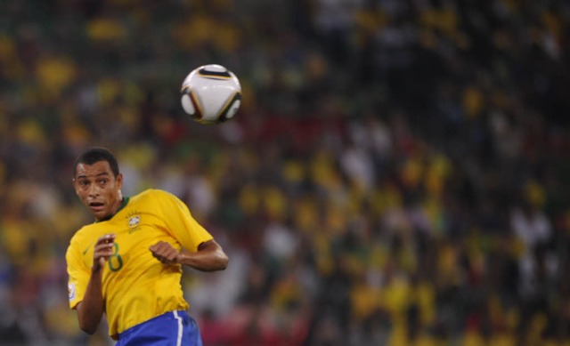 Sicherheitsabstand: Brasiliens Gilberto Silva und der Ball.  | Foto: AFP