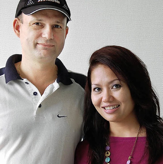 Andreas Menzel mit seiner indonesischen Frau Luhde   | Foto: Frey