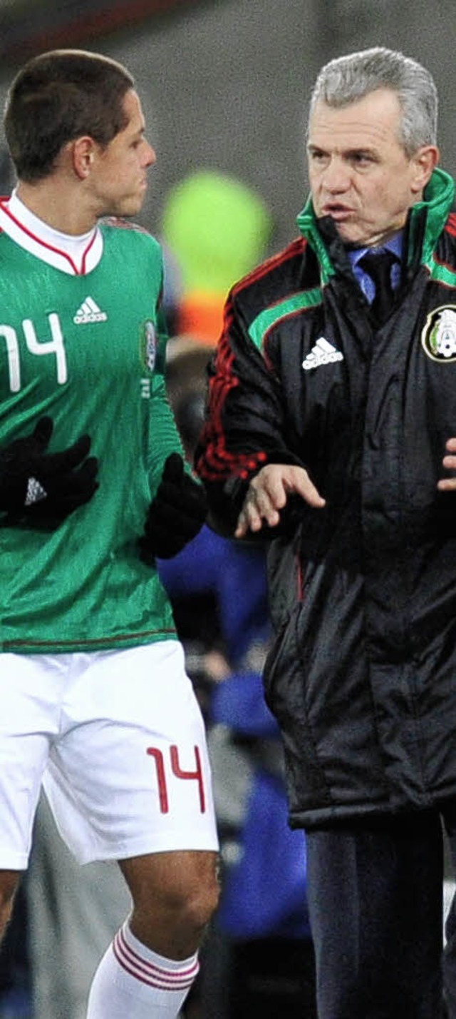 Mexikos Trainer Javier Aguirre (rechts) wechselt Jungstar Javier Hernandez ein.   | Foto: afp