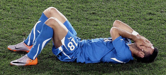 Der italienische Spieler Fabio Quaglia...r den italienischen Fuball am Boden.  | Foto: dpa