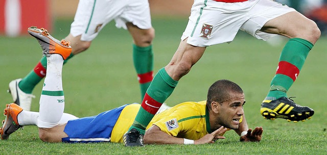 Dani Alves kommt mit Brasiliens Nation...t ber ein 0:0 gegen Portugal hinaus.   | Foto: DPA