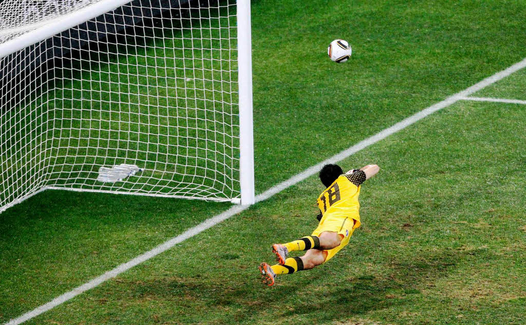 Sdkoreas Schlussmann Jung Sung Ryong ist geschlagen- Suarez’ perfekter Schuss zum 2:1 fr Uruguay.