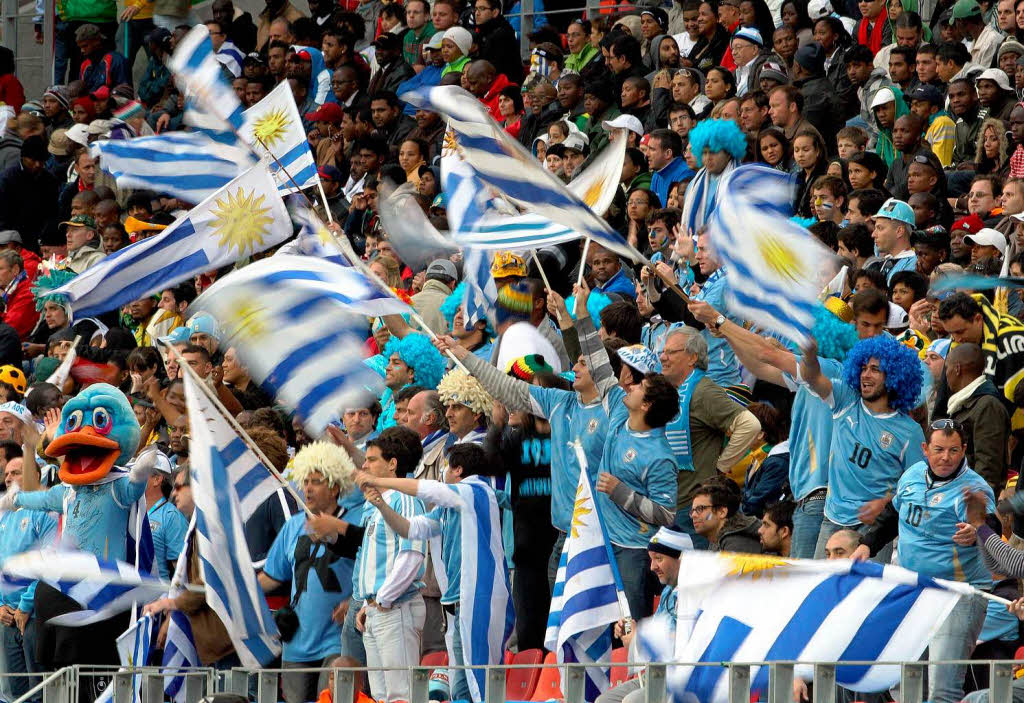 Die Fans aus Uruguay drfen noch ein wenig in Sdafrika bleiben.