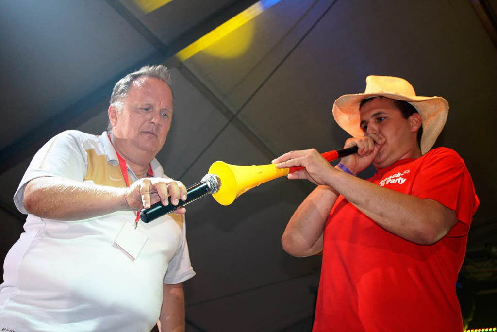 Trten fr den Sieg: Erstmals wurde ein Mister Beach prmiert und es galt, sich fr die Endrunde mit der Vuvuzela zu qualifizieren.