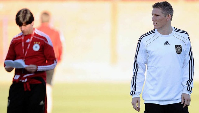 Bundestrainer Joachim Lw (l.) bangt n...nsatz von Bastian Schweinsteiger (r.).  | Foto: ddp