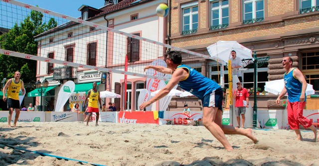 Vollen Einsatz zeigten auch die lokale...er, vorne Brgermeister Christof Nitz.  | Foto: Hans-Jrgen Hege