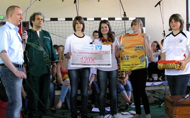 Schler bergaben einen Scheck in Hhe von 1200 Euro.  | Foto: Privat