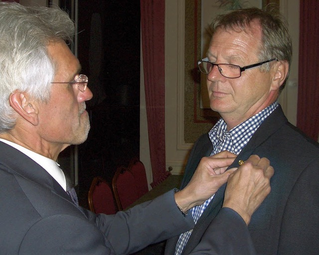 Prsidentenkr: Friedhelm Stolzer (lin...d Wrzburger die Prsidentennadel an.   | Foto: BZ