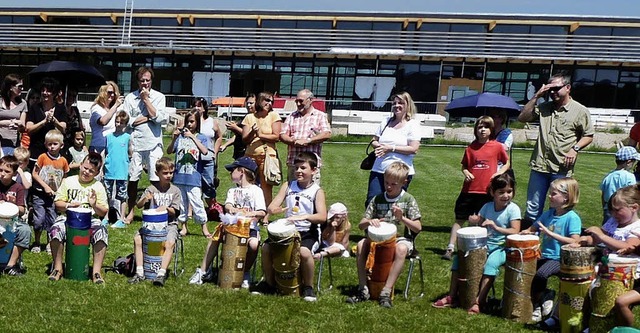 Trommeln wie in Afrika &#8211; auf der Wiese beim Schulfest.  | Foto: Dieter Fink