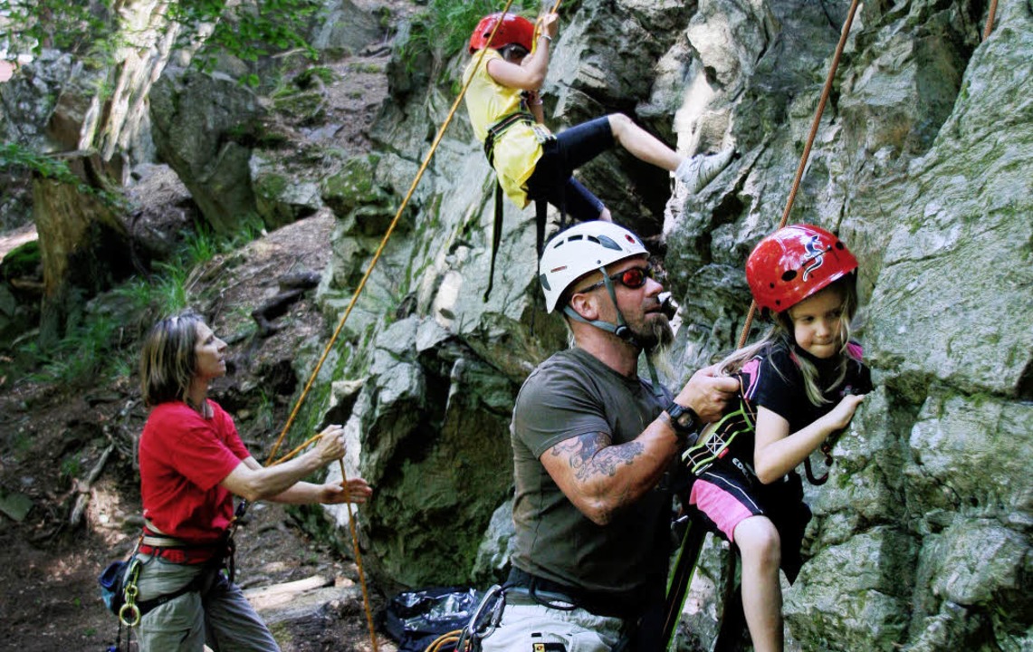 Hoch hinaus wollten  die Jngsten am F...terten, gesichert von  der Bergwacht.   | Foto: Eva Korinth
