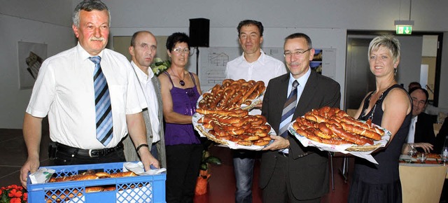 Brot und Salz in Form von Laugenschls...as Eschbach, Helmut und Angelika Kima.  | Foto: Heiner Fabry