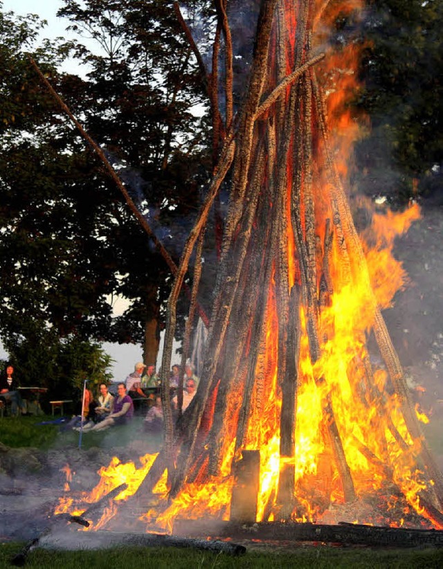 Johannisfeuer auf dem Heuberg.  | Foto: Decoux-KOne