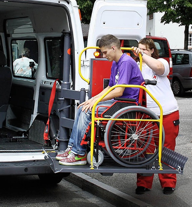 Eine hydraulische Hebebhne ermglicht...hrgastes in seinem eigenen Rollstuhl.   | Foto: BZ