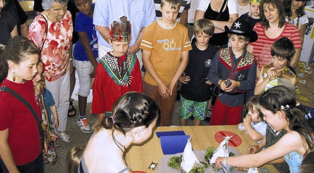 Viele Informationen und interessante P...Besucher des Brunlinger Schulfestes.   | Foto: Maier