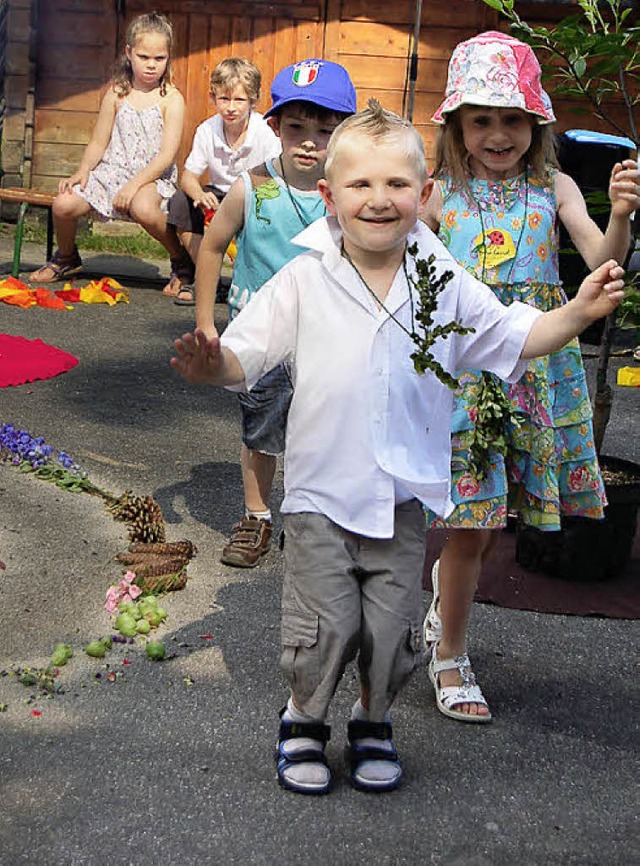 In einer kleinen Sonnenwendfeier unter...n die Kindergartenkinder ihre Eltern.   | Foto: Siebold