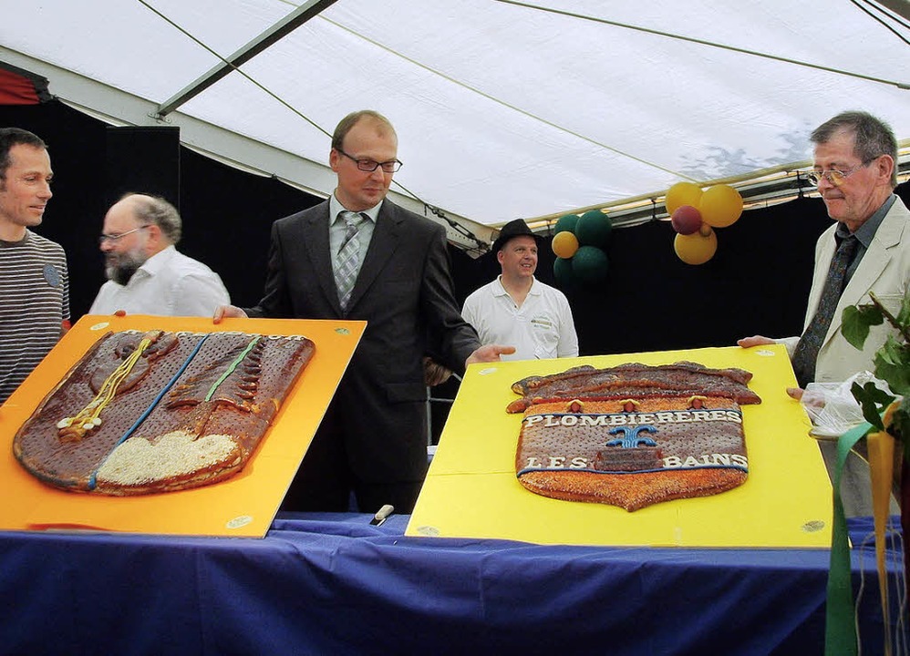 Zwei Wappen aus Teig schenkten sich di...ektempfang wurden diese dann verzehrt.  | Foto: Christin Keller