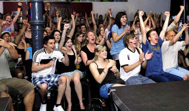 Wir sind weiter! Jubel brandet auf beim 4:1 der Deutschen in der 70. Minute.  | Foto: Wolfgang Knstle