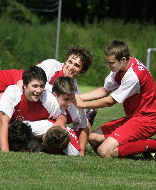 So sehen Sieger aus: Lffingens A-Juni...ln den dritten Treffer im Pokalfinale.  | Foto: reinhardt