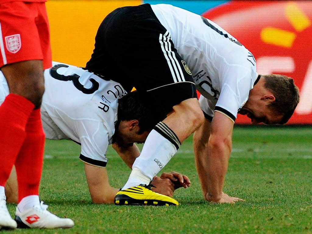 Deutschlands Angreifer Lukas Podolski (oben) jubelt mit Deutschlands Angreifer Thomas Mller