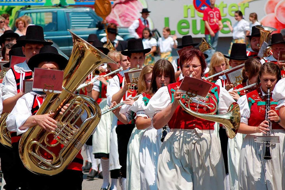 Ein bunter Festumzug mit Musik- und Trachtengruppen krönte am Sonntag das Fest im Rickenbach. (Foto: Hildegard Siebold) Ein bunter Festumzug mit Musik- und Trachtengruppen krönte am Sonntag das Fest im Rickenbach. (Foto: Hildegard Siebold)