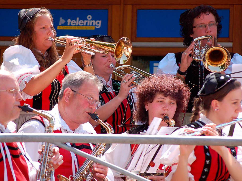Ein bunter Festumzug mit Musik- und Trachtengruppen krnte am Sonntag das Fest im Rickenbach.