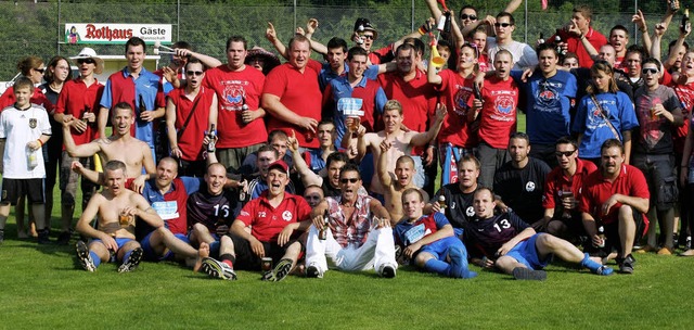 So jubelt der FC Huttingen mit seinen ...Erfolg in Eggingen ber den Aufstieg.   | Foto: neubert