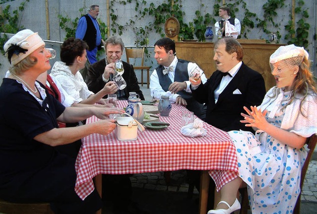 Gesellig und frhlich geht es zu in de...rg&quot; auf dem Zeller Rathausplatz.   | Foto: Roswitha Frey