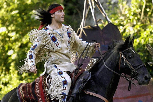 Der Schauspieler Erol Sander mimt  den Indianer-Huptling Winnetou.   | Foto: DDP