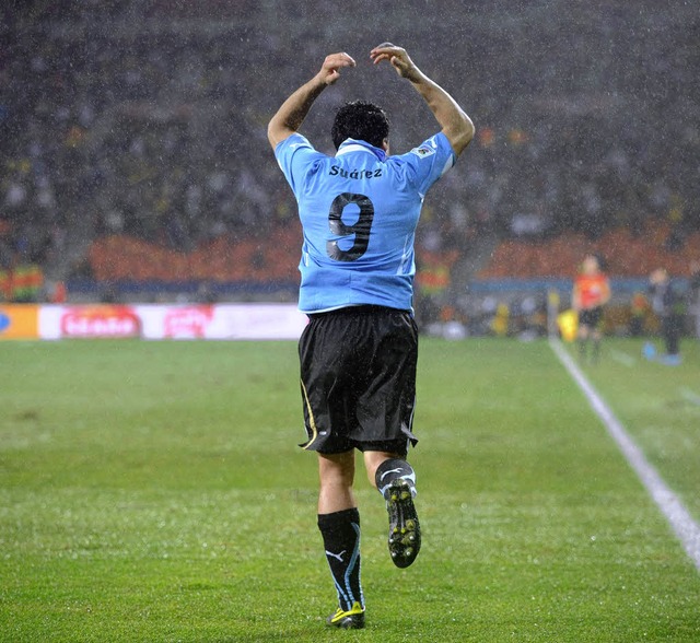 Beim Jubellauf im Stadion gefeiert, von der Nation verehrt: Uruguays Luis Surez  | Foto: dpa