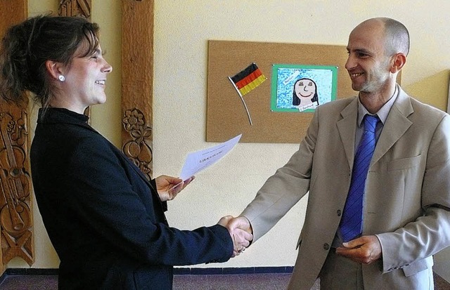 Schulrat Rafael Rauscher berreicht Cl... Rektorin der Grundschule Biederbach.   | Foto: Eberhard Weiss