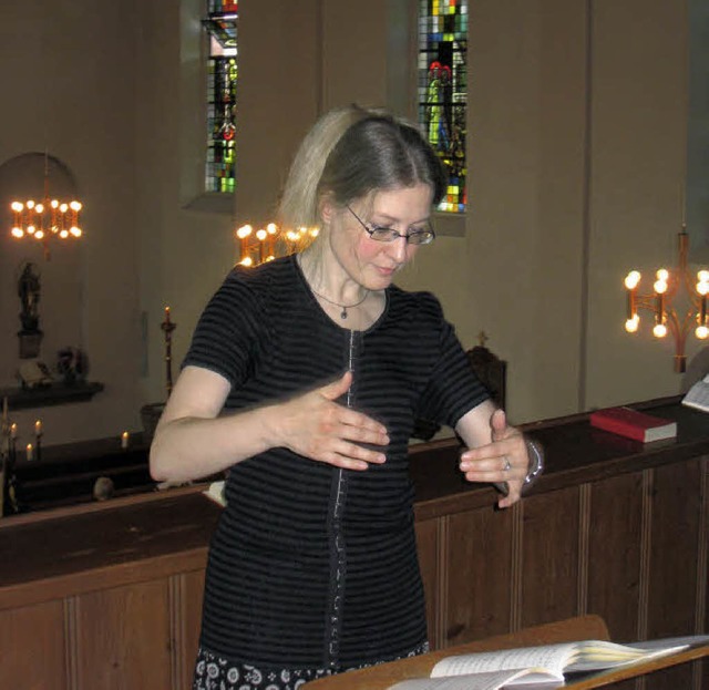 Dirigentin Christiane Schmeling beim D...zartmesse in der Kirche von Hartheim.   | Foto: Otmar Faller