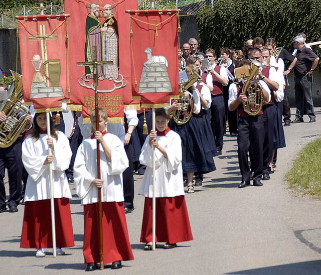 Mit einer festlichen Prozession trug d...postel Peter und Paul durch das Dorf.   | Foto: Dietmar Noeske