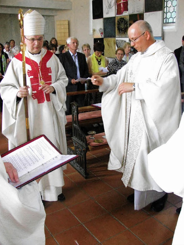 Bischof Matthias Ring weihte die altka...s im Bild Pfarrer Christian Edringer.   | Foto: Michael Gottstein