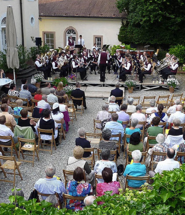 Die Kulisse und die Musik  lockt die Besucher: Schlossparkkonzert in Heimbach.   | Foto: Karlernst Lauffer