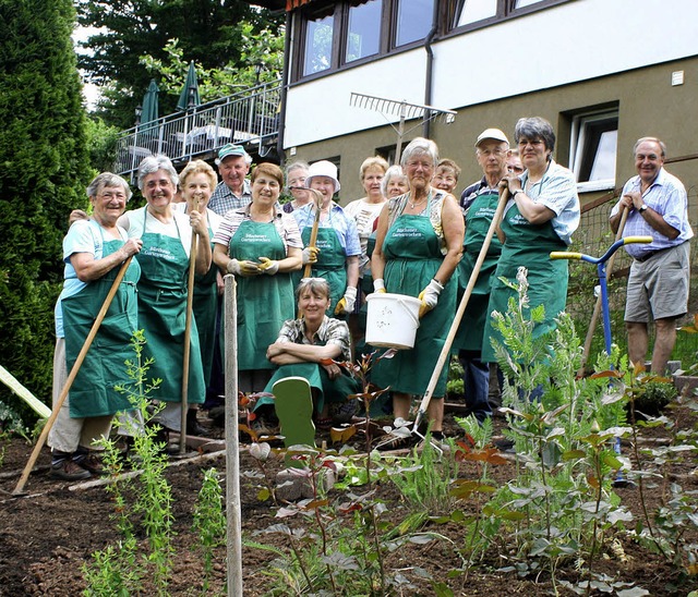 Einen Krutergarten erneuert und erwei...Teilnehmer der Brchauer Gartenwoche.   | Foto: Heiner Fabry