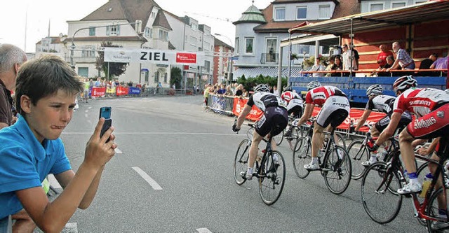 Radfahrer und Lufer bekommen Zuschaue...ag dicht vor die Linse ihrer Kameras.   | Foto: Moritz Lehmann
