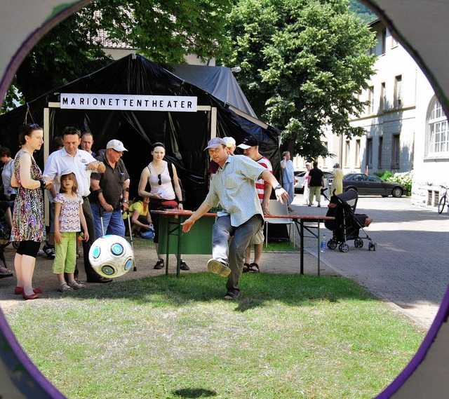 Ein groes und abwechslungsreiches Pro...Beisammensitzen und eine Musikgruppe.   | Foto: Danielle Hirschberger