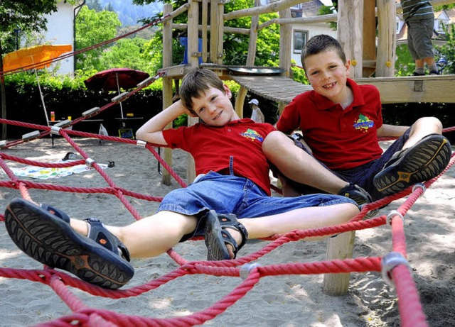 Lukas Simon (li.) und Max Mhlsiegl ha...r den bespielbaren Schulhof spenden.   | Foto: Kunz