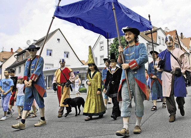 Festlicher Aufmarsch: Das junge Grafen...en Baldachin zum Festplatz geleitet.    | Foto: Gnter Vollmer