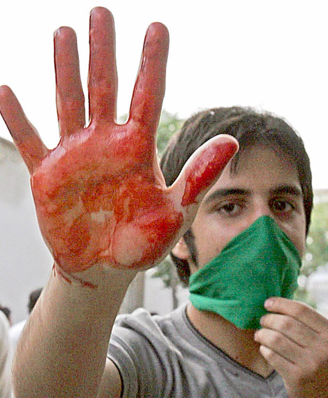 Auer Landes getrieben: Demonstrant in  Teheran  | Foto: DPA