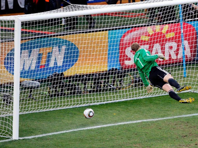 Der ist drin: Manuel Neuer beim nicht ...lischen Nationalelf gegen Deutschland.  | Foto: dpa